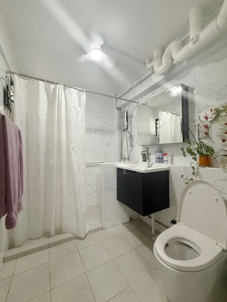 323 Woodlands Street 32, 323 Woodlands Street 32, 4 Bedrooms, 1,754 sqft, HDB Flat For Sale, by Rozi Faith Naser, 500175983 - Bathroom - PropertyGuru.com.sg