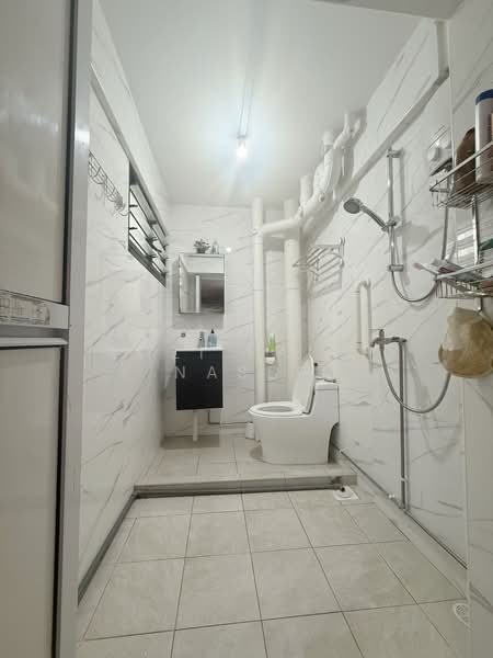 323 Woodlands Street 32, 323 Woodlands Street 32, 4 Bedrooms, 1,754 sqft, HDB Flat For Sale, by Rozi Faith Naser, 500175983 - Bathroom - PropertyGuru.com.sg