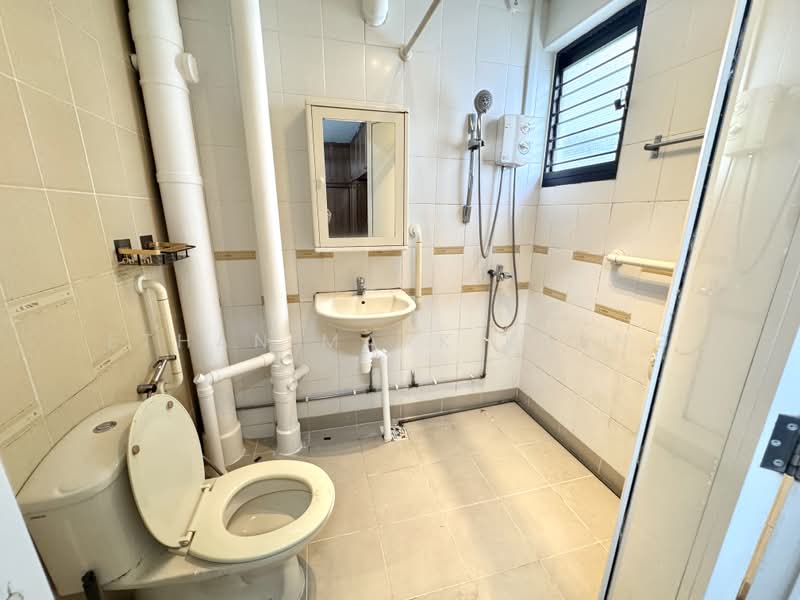 224 Lorong 8 Toa Payoh, 224 Lorong 8 Toa Payoh, 3 Bedrooms, 1,259 sqft, HDB Flat For Rent, by Ethan Mark Kheng, 500175985 - Bathroom - PropertyGuru.com.sg