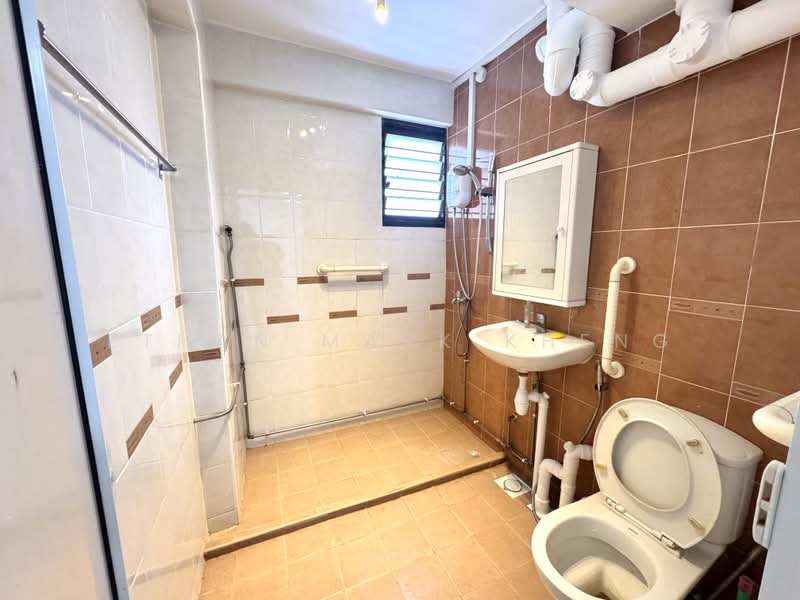 224 Lorong 8 Toa Payoh, 224 Lorong 8 Toa Payoh, 3 Bedrooms, 1,259 sqft, HDB Flat For Rent, by Ethan Mark Kheng, 500175985 - Bathroom - PropertyGuru.com.sg