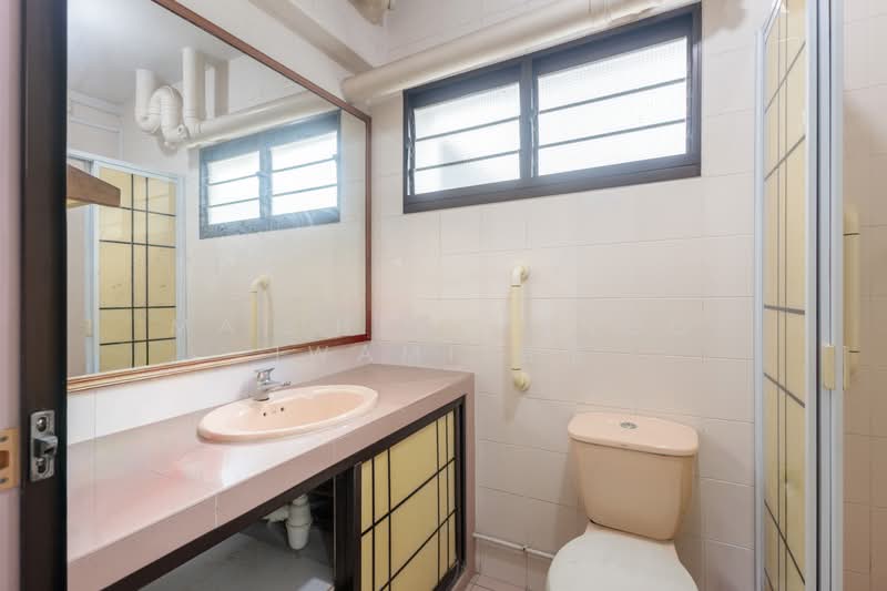 58 Geylang Bahru, 58 Geylang Bahru, 3 Bedrooms, 1,076 sqft, HDB Flat For Sale, by Matthew Kengo Iwami 贤悟, 500175991 - Bathroom - PropertyGuru.com.sg