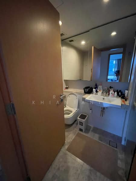 One Shenton, 1 Shenton Way, 2 Bedrooms, 1,130 sqft, Condominium For Sale, by Rick Khiantani, 500175998 - Bathroom - PropertyGuru.com.sg