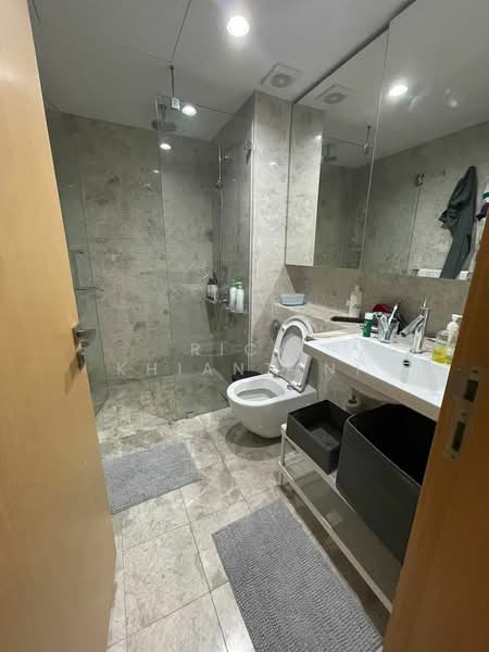 One Shenton, 1 Shenton Way, 2 Bedrooms, 1,130 sqft, Condominium For Sale, by Rick Khiantani, 500175998 - Bathroom - PropertyGuru.com.sg