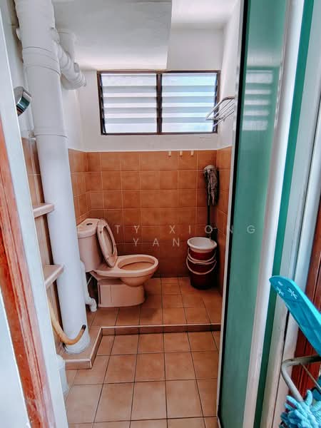 214 Bedok North Street 1, 214 Bedok North Street 1, 2 Bedrooms, 732 sqft, HDB Flat For Sale, by Betty Xiong Yan, 500176002 - Bathroom - PropertyGuru.com.sg
