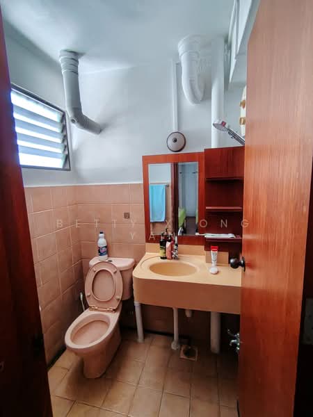 214 Bedok North Street 1, 214 Bedok North Street 1, 2 Bedrooms, 732 sqft, HDB Flat For Sale, by Betty Xiong Yan, 500176002 - Bathroom - PropertyGuru.com.sg