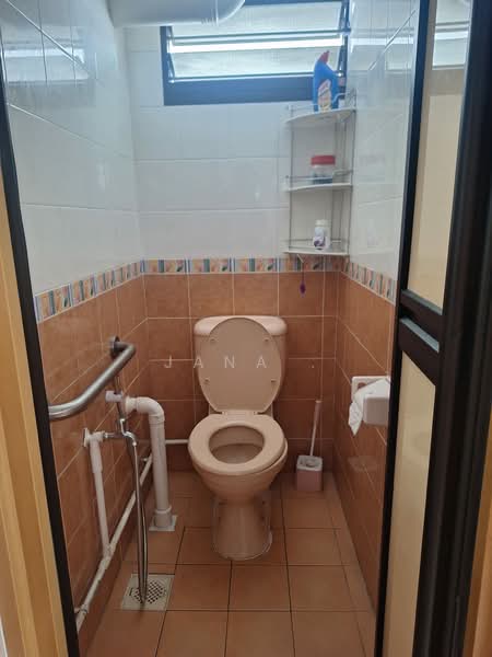 68 Geylang Bahru, 68 Geylang Bahru, 2 Bedrooms, 699 sqft, HDB Flat For Sale, by Jana ., 500176051 - Bathroom - PropertyGuru.com.sg