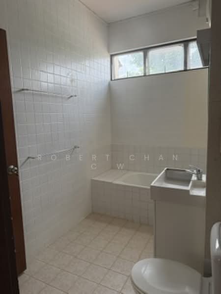 Princess of Wales Park, 100 Duchess Road, 5 Bedrooms, 3,300 sqft, Semi-Detached House For Rent, by Robert Chan C W, 500176084 - Bathroom - PropertyGuru.com.sg