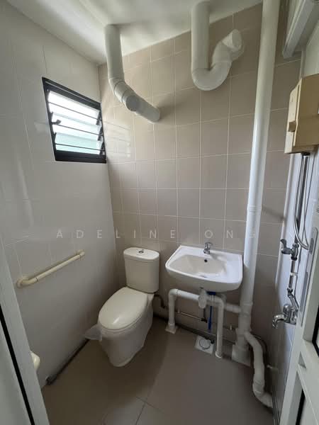 402 Bedok North Avenue 3, 402 Bedok North Avenue 3, 3 Bedrooms, 990 sqft, HDB Flat For Rent, by Adeline Ong, 500176112 - Bathroom - PropertyGuru.com.sg