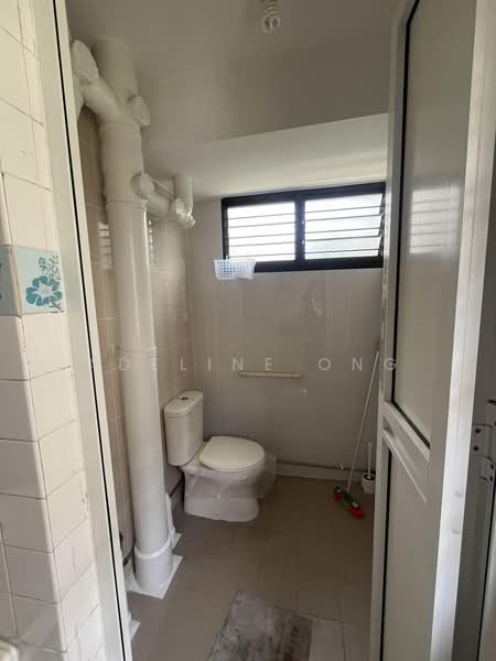 402 Bedok North Avenue 3, 402 Bedok North Avenue 3, 3 Bedrooms, 990 sqft, HDB Flat For Rent, by Adeline Ong, 500176112 - Bathroom - PropertyGuru.com.sg