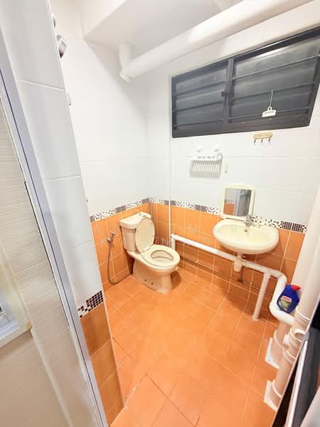907 Tampines Avenue 4, 907 Tampines Avenue 4, 2 Bedrooms, 780 sqft, HDB Flat For Sale, by Sasikumar Kannan, 500176151 - Bathroom - PropertyGuru.com.sg