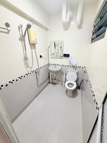 907 Tampines Avenue 4, 907 Tampines Avenue 4, 2 Bedrooms, 780 sqft, HDB Flat For Sale, by Sasikumar Kannan, 500176151 - Bathroom - PropertyGuru.com.sg