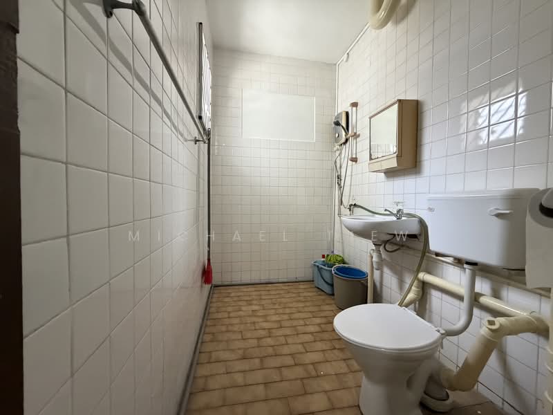 104 Gangsa Road, 104 Gangsa Road, 3 Bedrooms, 1,109 sqft, HDB Flat For Sale, by Michael Tiew, 500176173 - Bathroom - PropertyGuru.com.sg