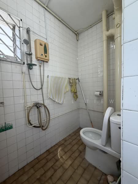 104 Gangsa Road, 104 Gangsa Road, 3 Bedrooms, 1,109 sqft, HDB Flat For Sale, by Michael Tiew, 500176173 - Bathroom - PropertyGuru.com.sg