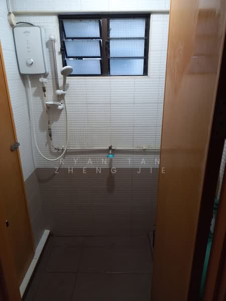 118 Lorong 1 Toa Payoh, 118 Lorong 1 Toa Payoh, 2 Bedrooms, 700 sqft, HDB Flat For Sale, by Ryan Tan Zheng Jie, 500176184 - Bathroom - PropertyGuru.com.sg