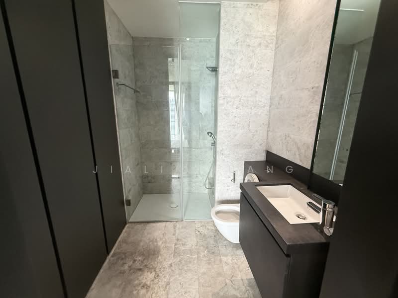 OUE Twin Peaks, 33 Leonie Hill Road, 1 Bedroom, 570 sqft, Condominium For Rent, by Jialin Huang, 500176211 - Bathroom - PropertyGuru.com.sg