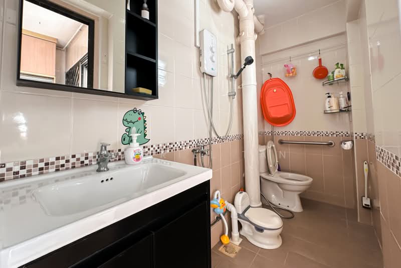 C.H.E.A.P | High Floor | 5-Room Corner Unit | Almost Private Lift HDB RARE, Jurong West Avenue 1 | Jurong West Street 42, 3 Bedrooms, 1,453 sqft, HDB Flat For Sale, by Gabriel Tan, 500176242 - Bathroom - PropertyGuru.com.sg