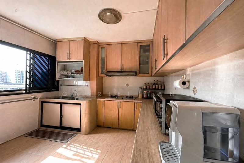 C.H.E.A.P | High Floor | 5-Room Corner Unit | Almost Private Lift HDB RARE, Jurong West Avenue 1 | Jurong West Street 42, 3 Bedrooms, 1,453 sqft, HDB Flat For Sale, by Gabriel Tan, 500176242 - Kitchen - PropertyGuru.com.sg