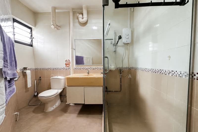 C.H.E.A.P | High Floor | 5-Room Corner Unit | Almost Private Lift HDB RARE, Jurong West Avenue 1 | Jurong West Street 42, 3 Bedrooms, 1,453 sqft, HDB Flat For Sale, by Gabriel Tan, 500176242 - Bathroom - PropertyGuru.com.sg