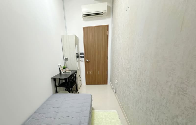 The Crest, 101 Prince Charles Crescent, Room Rental, 100 sqft, Condominium For Rent, by Charlotte Lin, 500176252 - Bedroom - PropertyGuru.com.sg