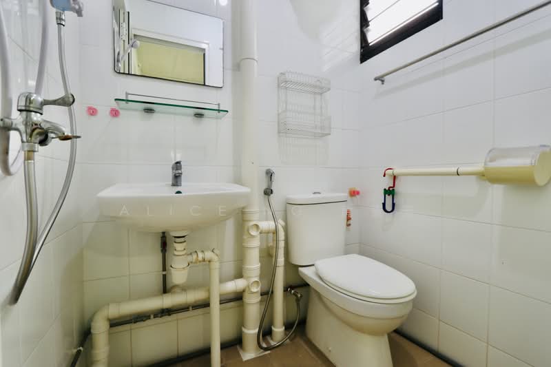 404 Ang Mo Kio Avenue 10, 404 Ang Mo Kio Avenue 10, 2 Bedrooms, 721 sqft, HDB Flat For Rent, by Alice Ng 黄素芳, 500176254 - Bathroom - PropertyGuru.com.sg