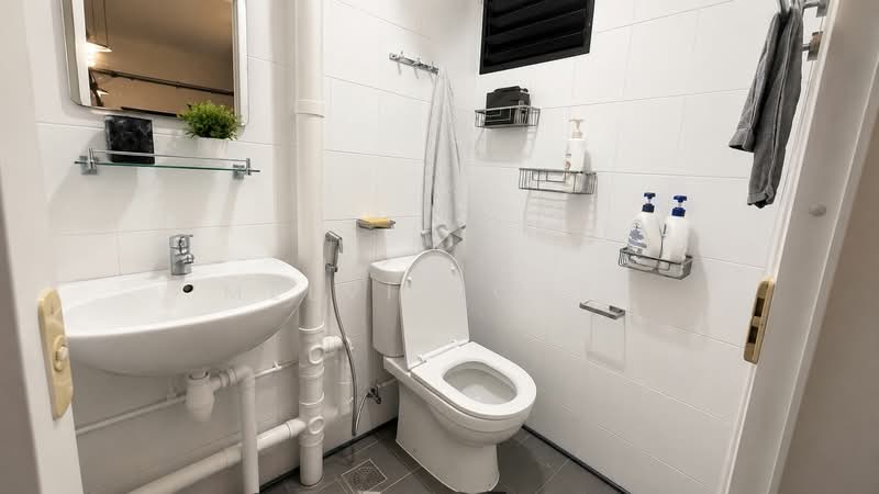 348 Clementi Avenue 5, 348 Clementi Avenue 5, 3 Bedrooms, 990 sqft, HDB Flat For Sale, by Melvin Chee, 500176264 - Bathroom - PropertyGuru.com.sg