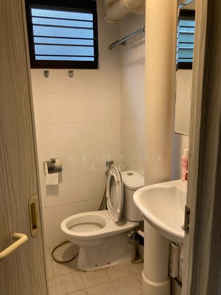339 Clementi Avenue 5, 339 Clementi Avenue 5, 3 Bedrooms, 990 sqft, HDB Flat For Sale, by Christine Ang, 500176266 - Bathroom - PropertyGuru.com.sg