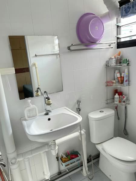 577 Ang Mo Kio Avenue 10, 577 Ang Mo Kio Avenue 10, Room Rental, 100 sqft, HDB Flat For Rent, by Candice Chua, 500176282 - Bathroom - PropertyGuru.com.sg