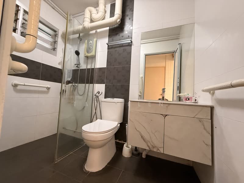928 Hougang Street 91, 928 Hougang Street 91, 3 Bedrooms, 1,292 sqft, HDB Flat For Sale, by TAY HELEN, 500176287 - Bathroom - PropertyGuru.com.sg