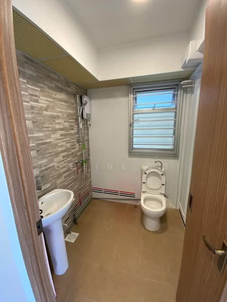 460D Bukit Batok West Avenue 9, 460D Bukit Batok West Avenue 9, 1 Bedroom, 409 sqft, HDB Flat For Sale, by Edeline Ooi, 500176288 - Bathroom - PropertyGuru.com.sg