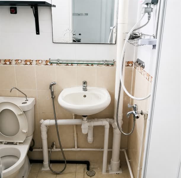 704 Yishun Avenue 5, 704 Yishun Avenue 5, Sembawang / Yishun, 2 Bedrooms, 731 sqft, HDB Flat For Sale, by Ong Zi Ying 王姿穎, 500176297 - Bathroom - PropertyGuru.com.sg