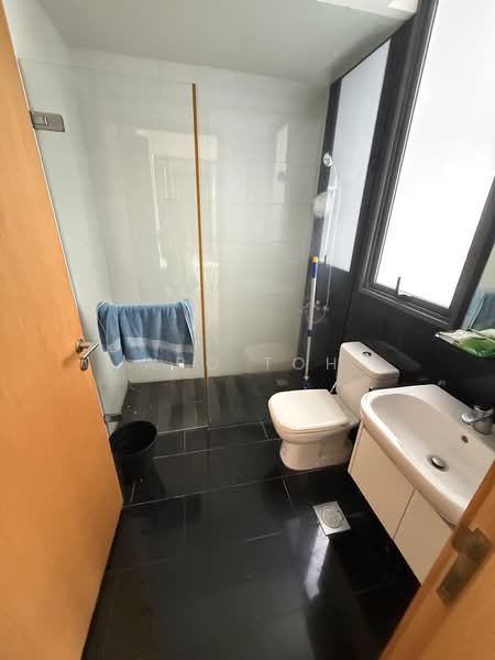 SkySuites 17, 17 Jalan Rajah, 2 Bedrooms, 678 sqft, Apartment For Sale, by Aro Toh, 500176316 - Bathroom - PropertyGuru.com.sg