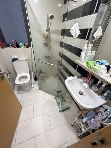 SkySuites 17, 17 Jalan Rajah, 2 Bedrooms, 678 sqft, Apartment For Sale, by Aro Toh, 500176316 - Bathroom - PropertyGuru.com.sg