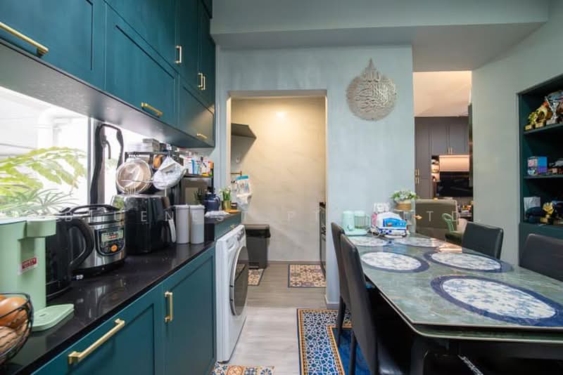 The Lakeshore, 33 Jurong West Street 41, 3 Bedrooms, 1,195 sqft, Condominium For Sale, by KENNETH CHUA, 500176346 - Kitchen - PropertyGuru.com.sg