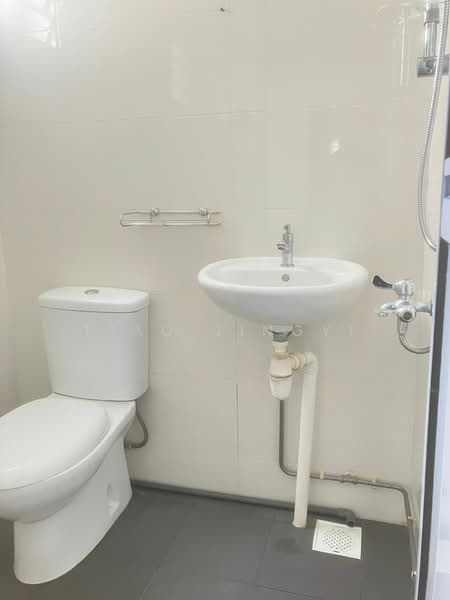 506 West Coast Drive, 506 West Coast Drive, 2 Bedrooms, 721 sqft, HDB Flat For Rent, by Liao Jingyi, 500176360 - Bathroom - PropertyGuru.com.sg