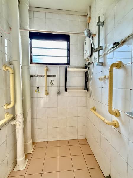 158 Lorong 1 Toa Payoh, 158 Lorong 1 Toa Payoh, 2 Bedrooms, 818 sqft, HDB Flat For Sale, by William Quek, 500176362 - Bathroom - PropertyGuru.com.sg