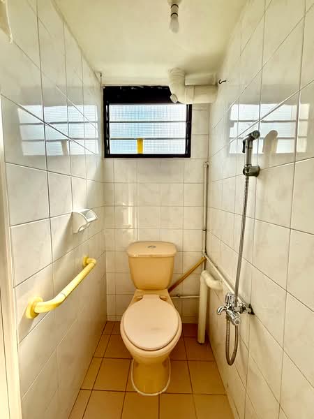 158 Lorong 1 Toa Payoh, 158 Lorong 1 Toa Payoh, 2 Bedrooms, 818 sqft, HDB Flat For Sale, by William Quek, 500176362 - Bathroom - PropertyGuru.com.sg