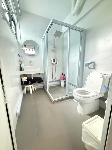 276 Tampines Street 22, 276 Tampines Street 22, 3 Bedrooms, 1,119 sqft, HDB Flat For Sale, by Stephen Chua, 500176373 - Master Bathroom - PropertyGuru.com.sg