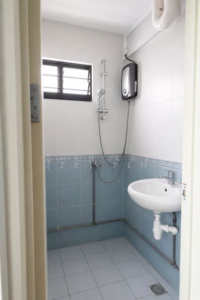 2 Hougang Avenue 3, 2 Hougang Avenue 3, 2 Bedrooms, 635 sqft, HDB Flat For Sale, by Zhen Kai (ZK) Peh, 500176396 - Bathroom - PropertyGuru.com.sg