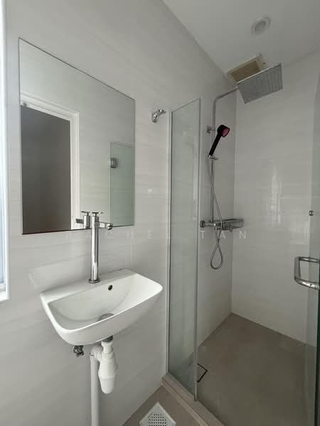 HUA GUAN BEE SAN few mins to KAP MRT, , 4 Bedrooms, 2,400 sqft, Semi-Detached House For Sale, by Rachel Tan, 500176417 - Bathroom - PropertyGuru.com.sg