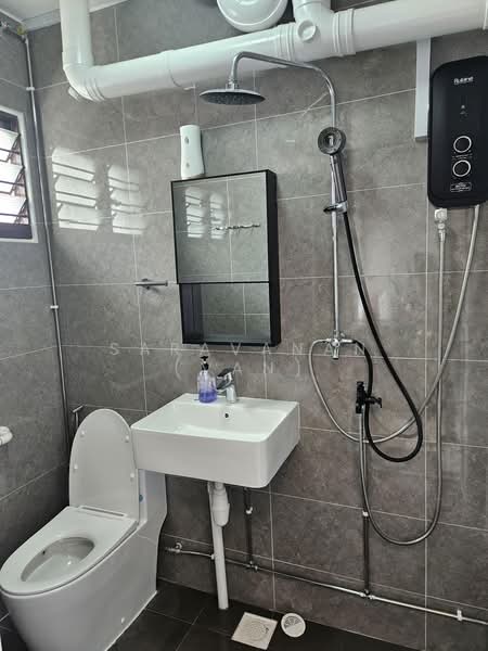 484 Pasir Ris Drive 4, 484 Pasir Ris Drive 4, 3 Bedrooms, 1,334 sqft, HDB Flat For Sale, by Saravanan (Van), 500176421 - Bathroom - PropertyGuru.com.sg