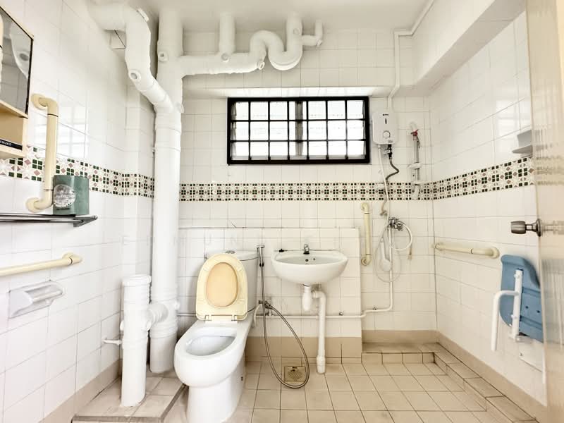 346 Choa Chu Kang Loop, 346 Choa Chu Kang Loop, 4 Bedrooms, 1,323 sqft, HDB Flat For Sale, by Edmund Chang, 500176422 - Bathroom - PropertyGuru.com.sg