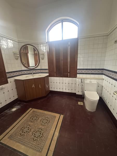 Barker Road, Barker Road, 6 Bedrooms, 8,000 sqft, Bungalow House For Rent, by Alvin Fu, 500176430 - Bathroom - PropertyGuru.com.sg
