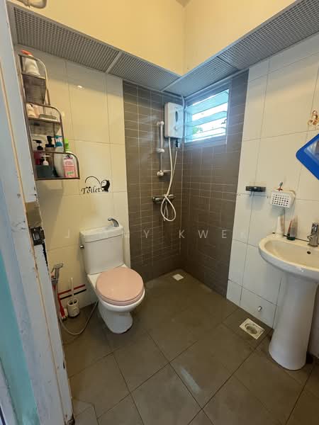 130A Canberra Crescent, 130A Canberra Street, 2 Bedrooms, 731 sqft, HDB Flat For Sale, by Jimmy Kwek, 500176456 - Bathroom - PropertyGuru.com.sg