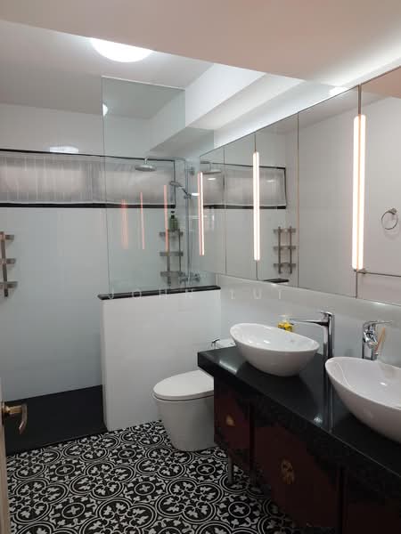 Hillcrest Arcadia, 261 Arcadia Road, 3 Bedrooms, 1,711 sqft, Condominium For Sale, by John Lui, 500176479 - Master Bath w dual sinks - PropertyGuru.com.sg