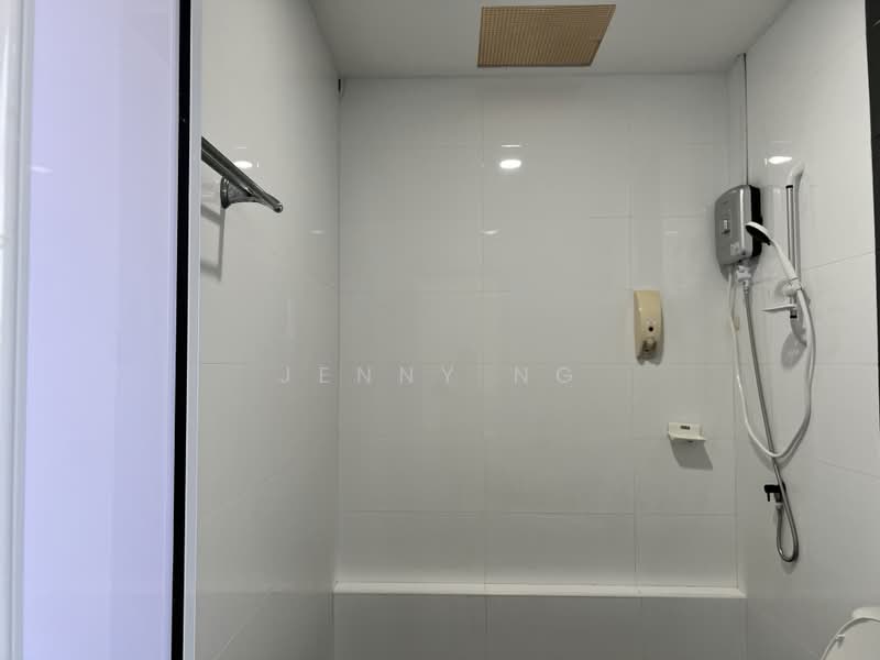 Upper Serangoon Shopping Centre, 756 Upper Serangoon Road, 4 Bedrooms, 1,000 sqft, Apartment For Rent, by Jenny Ng, 500176506 - Bathroom - PropertyGuru.com.sg