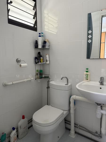 146 Jalan Bukit Merah, 146 Jalan Bukit Merah, 2 Bedrooms, 721 sqft, HDB Flat For Sale, by Michelle Lim Shu Ching, 500176553 - Bathroom - PropertyGuru.com.sg