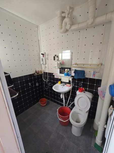 818 Tampines Street 81, 818 Tampines Street 81, 2 Bedrooms, 786 sqft, HDB Flat For Sale, by KB Chong, 500176599 - Bathroom - PropertyGuru.com.sg