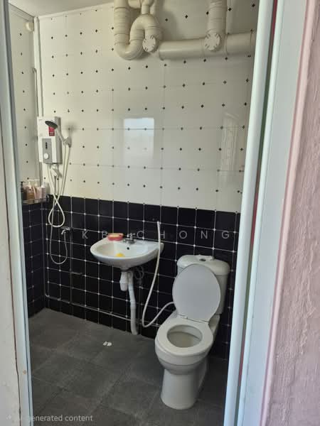818 Tampines Street 81, 818 Tampines Street 81, 2 Bedrooms, 786 sqft, HDB Flat For Sale, by KB Chong, 500176599 - Bathroom - PropertyGuru.com.sg