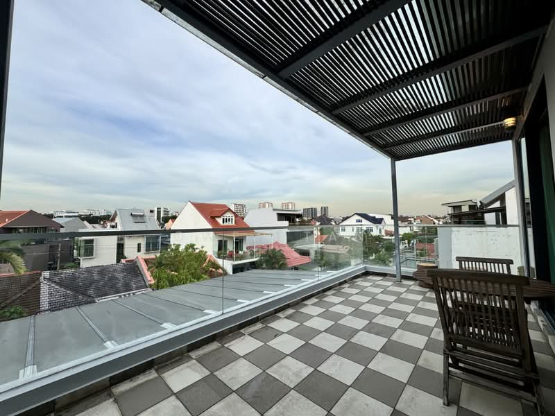 Serangoon Garden Estate, 79 Bridport Avenue, 2 Bedrooms, 900 sqft, Terraced House For Rent, by Owen Tan, 500176648 - Balcony - PropertyGuru.com.sg