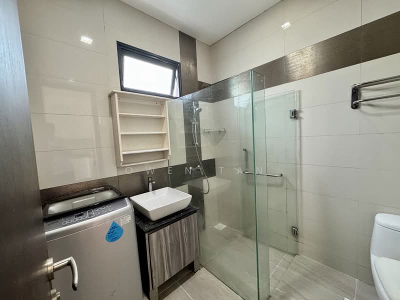 Serangoon Garden Estate, 79 Bridport Avenue, 2 Bedrooms, 900 sqft, Terraced House For Rent, by Owen Tan, 500176648 - Bathroom - PropertyGuru.com.sg